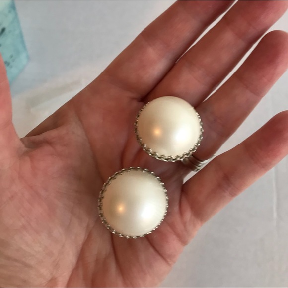 Vintage Large Pearl Screwback Earrings - Picture 5 of 5
